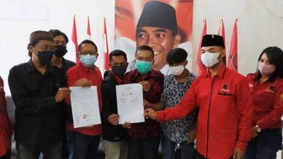 Ketua DPC PDIP Kota Batu Punjul Santoso bersama pelaku vandalisme didampingi orang tuanya menunjukkan surat perdamaian, Kamis (02/09/2021). (Foto: M. Ulul Azmy/Tugu Malang/Tugu Jatim)