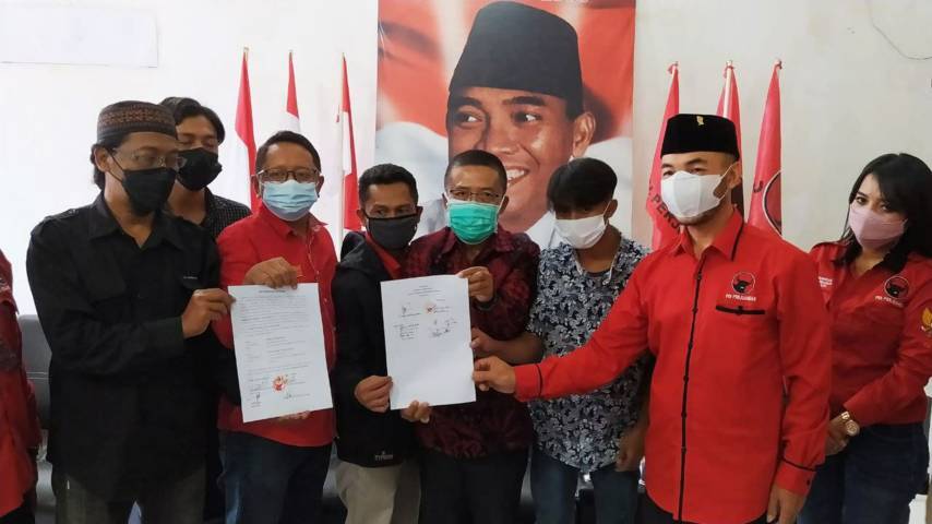 Ketua DPC PDIP Kota Batu Punjul Santoso bersama pelaku vandalisme didampingi orang tuanya menunjukkan surat perdamaian, Kamis (02/09/2021). (Foto: M. Ulul Azmy/Tugu Malang/Tugu Jatim)