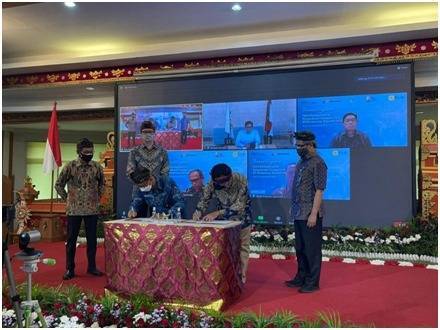 Penandatanganan MoU oleh Presiden Direktur Pertamina Rosneft Kadek Ambara Jaya dan General General Manager PLN Unit Distribusi Jawa Adi Priyanto.(Foto: Dokumen/Tugu Jatim)