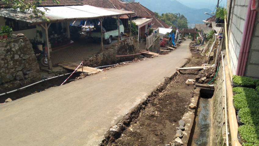 Suasana jalan tembus Dusun Toyomerto ke Kelurahan Ngaglik Kota Batu saat pengerjaan dimulai. (Foto: M. Ulul Azmy/Tugu Malang/Tugu Jatim)