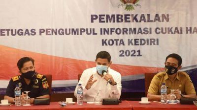 Wali Kota Kediri Abdullah Abu Bakar saat memberikan pembekalan pada para petugas pengumpul informasi cukai hasil tembakau tahun 2021 di Ruang Tegowangi Grand Surya Hotel, Selasa (21/09/2021).(Foto: Dokumen/Tugu Jatim)