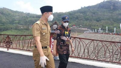 Bupati Trenggalek Mochamad Nur Arifin saat meninjau impounding di Bendungan Tugu Kabupaten Trenggalek. (Foto: M. Zamzuri/Tugu Jatim)