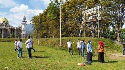 Kemenpora menyurvei tempat relokasi pedagang Pasar Besar Kota Batu di Stadion Gelora Arjuno Bumiaji Kota Batu, Jumat (17/09/2021). (Foto: M. Ulul Azmy/Tugu Malang/Tugu Jatim)