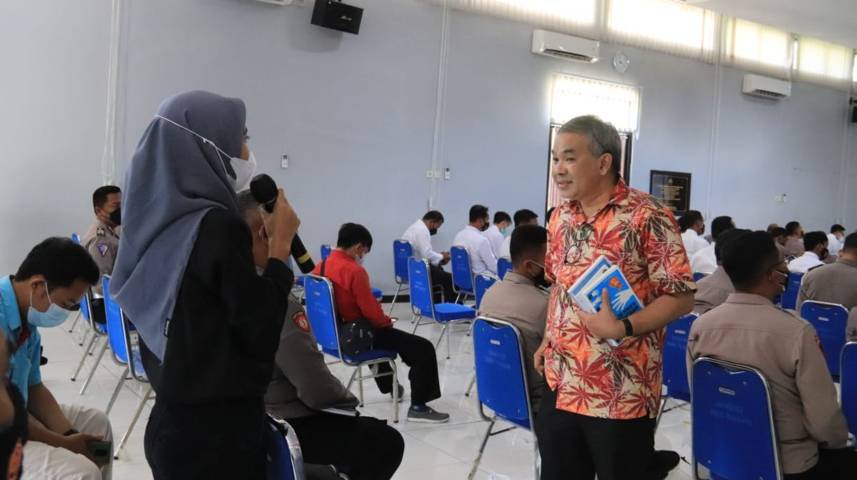 Dr Aqua Dwipayana menyimak pertanyaan seorang peserta di Polres Tuban, Jawa Timur. (Foto: Dokumen/Tugu Jatim)