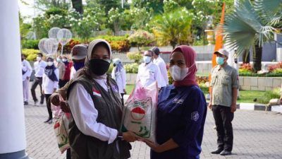 Wali Kota Batu Dewanti Rumpoko menyerahkam bantuan sosial beras (BSB) secara simbolis kepada relawan penanganan COVID-19 di Balai Kota Among Tani, Selasa (14/9/2021). (Foto/Prokopim KWB) pemkot batu, tugu jatim