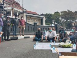 Buntut Rombongan Sutiaji Gowes ke Pantai saat PPKM, Warga Meruwat Balai Kota Malang