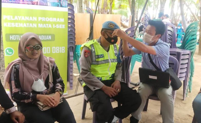 Selain pengunjung, petugas polisi di Wisata Pantai Kelapa Kabupaten Tuban pun ikut memeriksakan matanya pada Minggu (05/09/2021). (Foto: Rudi Wibowo/Tugu Jatim)