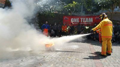 Petugas Lapas Perempuan Klas II A Malang tengah belajar memadamkan api dipandu oleh Dinas Penanggulangan Kebakaran dan Penyelamatan (DPKP) Kota Batu pada Kamis (23/09/2021). (Foto: M. Ulul Azmy/Tugu Malang/Tugu Jatim)