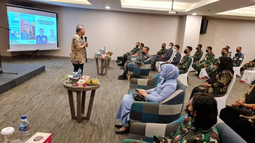 Dr Aqua Dwipayana saat Sharing Komunikasi dan Motivasi dengan para prajurit bersama istri serta perwakilan guru di Lanud Sutan Syahrir Padang, Sumatera Barat.(Foto: Dokumen/Tugu Jatim)