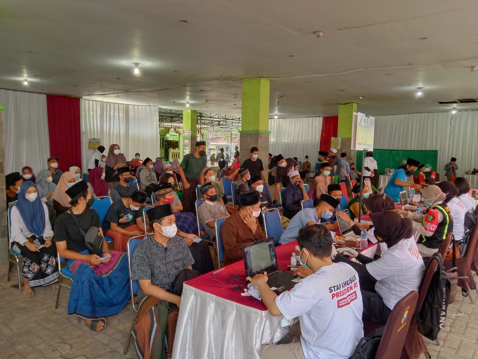 Para santri Ponpes Sabilurrosyad Kota Malang sedang antre untuk di-screening sebelum divaksin Covid-19 pada Selasa (07/09/2021).(Foto: M. Sholeh/Tugu Malang/Tugu Jatim)