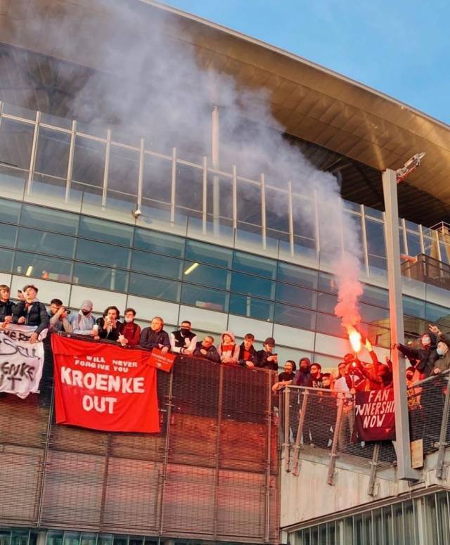 CEO Spotify Terus Berupaya Akusisi Arsenal 1 Foto demontrasi para fans Arsenal di depan Stadion Emirates pada Agustus 2021. (Foto: IG @kroenke0ut/Tugu Jatim)