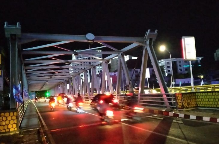 Jembatan Sukarno-Hatta (Suhat) Kota Malang tampak pada malam hari/tugu jatim