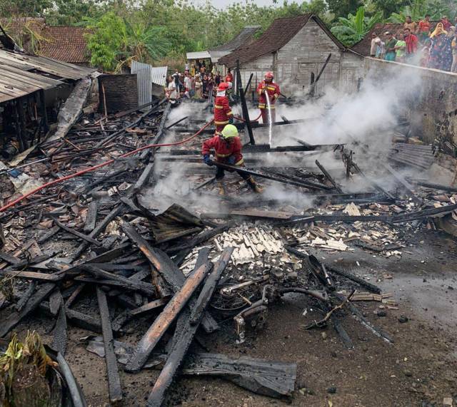 Pemadam Kebakaran Pos Padangan Bojonegoro sedang melakukan penyemprotan di titik api yang masih menyala yang disebabkan korsleting listrik pada Sabtu sore (11/09/2021). (Foto: Dinas Damkar Bojonegoro/Tugu Jatim)