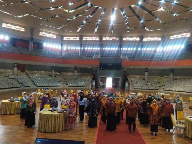 LP2M UM menggelar kegiatan Sekolah Pimpinan Desa dan Kelurahan (Sepimsalu) 2021 pada hari ketiga dengan tema “Best Practice Wanita Kreatif Dan Produktif” pada Selasa (28/09/2021). (Foto: UM/Tugu Jatim)