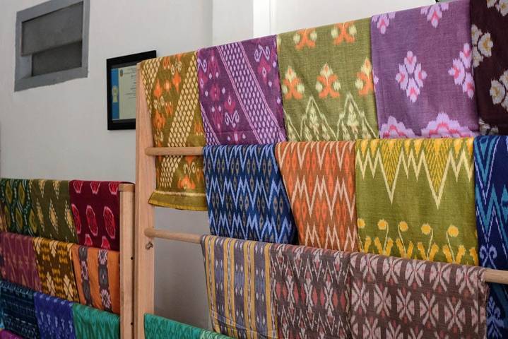 Produk dari Pokdarwis Tenun Ikat Bandar Kidul Kota Kediri yang meraih penghargaan. (Foto: Dokumen/Tugu Jatim)