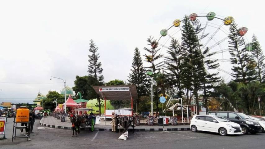 Suasana Alun-Alun Kota Batu pasca penurunan status PPKM Level 2. (Foto: M. Ulul Azmy/Tugu Malang/Tugu Jatim)