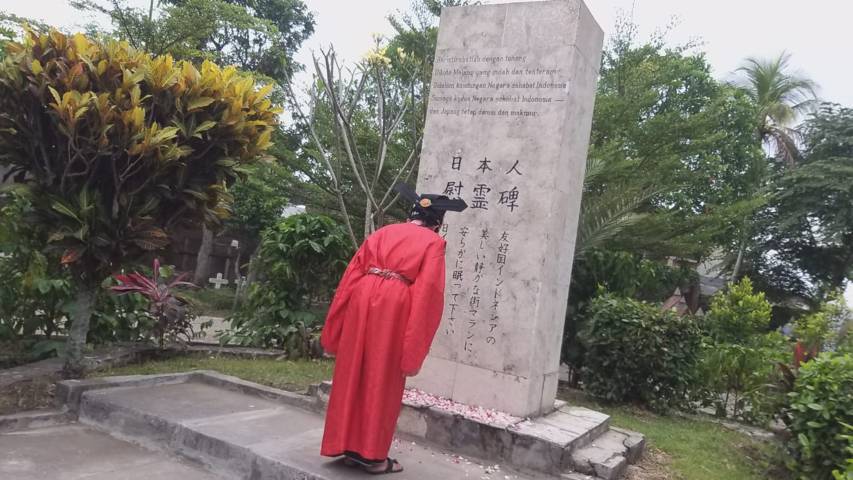 Pokdarwis Koeboeran Londo Kota Malang menggelar ritual "Hana O Maku" atau tabur bunga di Tugu Jepang, Kota Malang, Sabtu (25/09/2021).(Foto: Dokumen/Tugu Jatim)