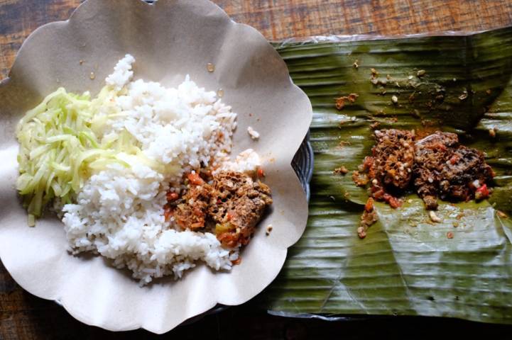 Pengunjung bisa menikmati kuliner unik Pincukan Tawon ini di Warung Pondok Osing, Jalan Raya Dieng, Kota Batu. (Foto: Istimewa/Tugu Jatim)