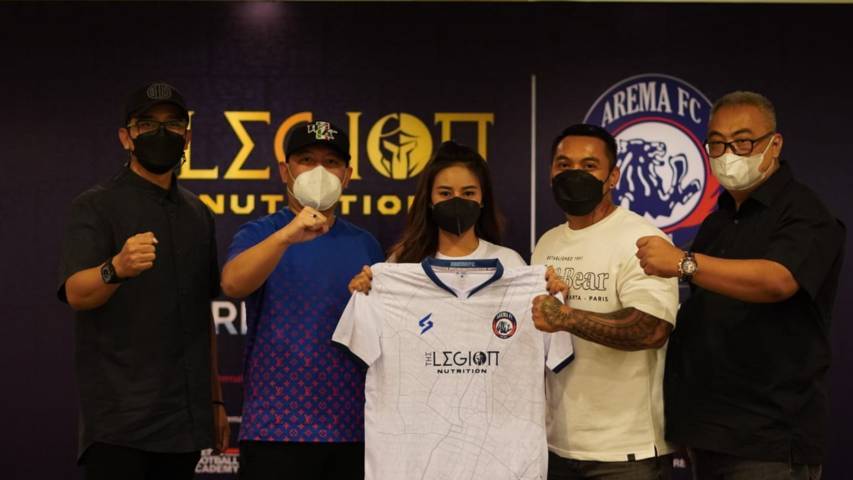 Arema FC usai melakukan perjanjian kerja sama di Jakarta Convention Center, Senayan, Jakarta, bersama sponsor utama yaitu The Legion Nutrition pada Sabtu (04/09/2021). (Foto: Media Officer Arema FC/Tugu Jatim)