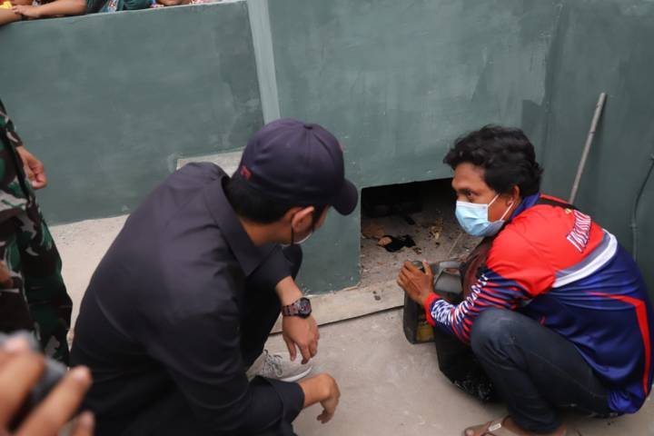 Bupati Tuban Aditya Halindra Faridzky saat melihat proses pembakaran sampah di tungku, Minggu (05/09/2021) . (Foto: Diskominfo Tuban/Tugu Jatim)
