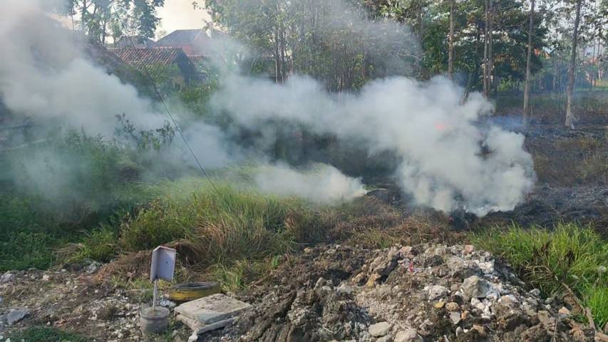 Peristiwa kebakaran yang terjadi di lahan kosong Desa Campurejo, RT 30, RW 03, Kecamatan Bojonegoro, Kabupaten Bojonegoro, Sabtu (18/09/2021). (Foto: Damkar Bojonegoro/Tugu Jatim)