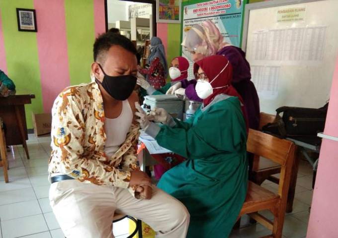 Salah satu pelajar mengikuti program vaksinasi Covid-19 dosis 1 di SMPN 2 Bojonegoro. (Foto: Mila Arinda/Tugu Jatim)