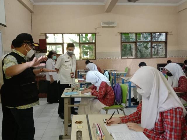Wali Kota Malang Sutiaji meninjau sekolah tatap muka di SMPN 5 Kota Malang. (Foto: M. Sholeh/Tugu Malang/Tugu Jatim)