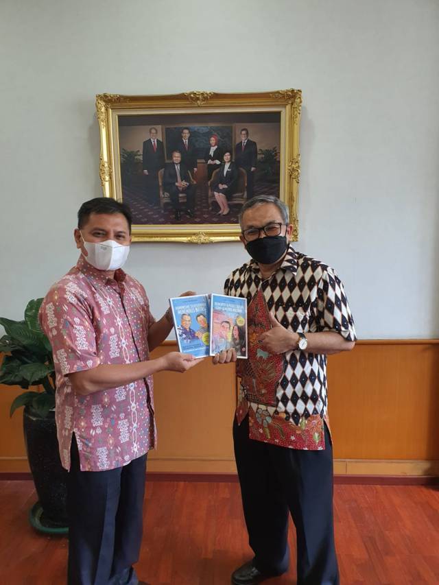 Pakar Komunikasi dan Motivator Nasional Dr Aqua Dwipayana bersama Kepala Perwakilan Bank Indonesia Sumbar Wahyu Purnama.(Foto: Dokumen/Tugu Jatim)