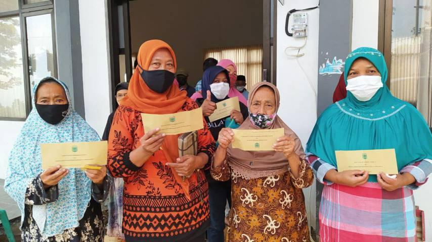 Warga Desa Tlekung tampak antusias usai menerima bantuan uang tunai dari urunan para kades se-Kota Batu, Rabu (15/09/2021). (Foto: M. Ulul Azmy/Tugu Malang/Tugu Jatim)