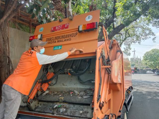 Truk compactor pengangkut sampah milik DLH Kota Malang. (Foto: M. Sholeh/Tugu Malang/Tugu Jatim)