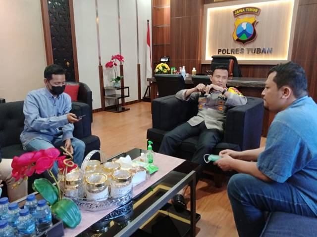 Rombongan Tugu Media Group tampak gayeng berbincang bersama Kapolres Tuban AKBP Darman pada Senin (27/09/2021). (Foto: Mochamad Abdurrochim/Tugu Jatim)