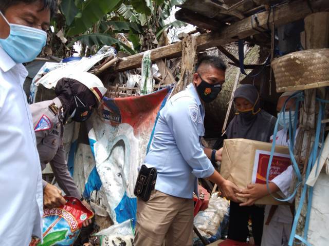 Saiful saat menerima bantuan di rumahnya pada Rabu (15/09/2021). (Foto: Rizal Adhi Pratama/Tugu Malang/Tugu Jatim)