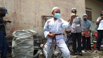 Meski harus menempuh perjalanan sejauh 30 km dengan bersepeda, Saiful berhasil meraih juara harapan 1 lomba karate di Singosari. (Foto: Rizal Adhi Pratama/Tugu Malang/Tugu Jatim)