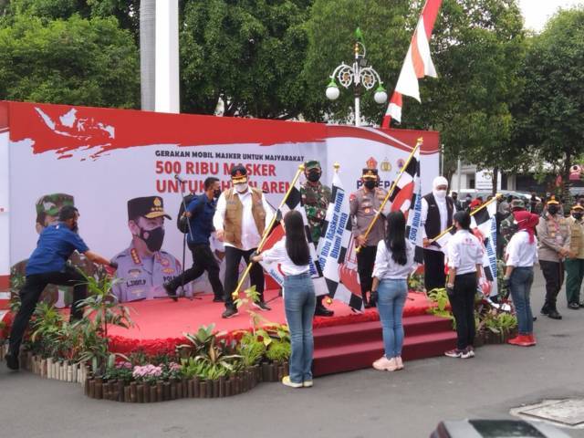 Suasana proses launching mobil masker gratis bagi warga Malang Raya, Sabtu (11/09/2021). (Foto: Rizal Adhi Pratama/Tugu Malang/Tugu Jatim)