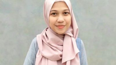 Syafura Az-Zahra, member Pondok Inspirasi yang berhasil meraih juara satu KTI IMACOM (Imatelki Competition)/tugu jatim