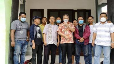 Pakar Komunikasi dan Motivator Nasional Dr Aqua Dwipayana foto bersama wartawan yang tergabung di Balai Wartawan Sekretariat Ronggolawe Press Solidarity (RPS) Tuban, Senin (13/09/2021). (Foto: Mochamad Abdurrohim/Tugu Jatim)