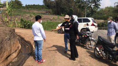 Wali Kota Batu Dewanti Rumpoko saat meninjau pengerjaan akses jalan tembus di Kelurahan Sisir Pandanrejo, Kota Batu, Senin (27/09/2021). (Foto: Dokumen/Tugu Jatim)