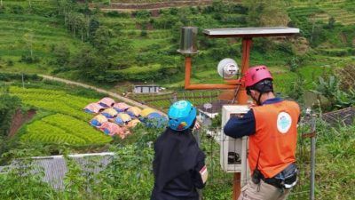 Petugas BPBD Kota Batu saat mengecek kesiapan EWS di Dusun Brau, Desa Gunungsari, yang rawan terjadi bencana tanah longsor. (Foto:Pusdalops BPBD Kota Batu/Tugu Jatim)