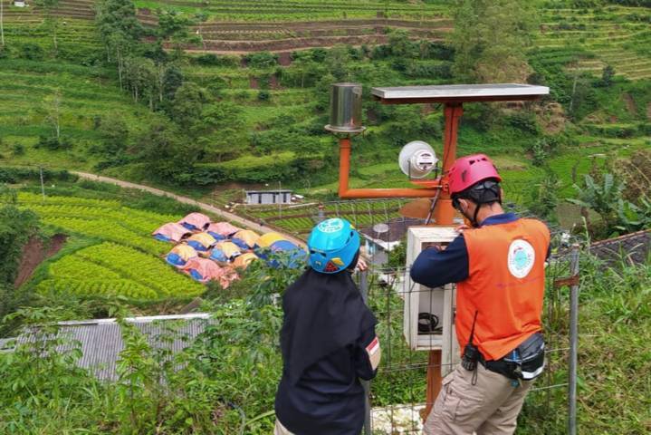 Petugas BPBD Kota Batu saat mengecek kesiapan EWS di Dusun Brau, Desa Gunungsari, yang rawan terjadi bencana tanah longsor. (Foto:Pusdalops BPBD Kota Batu/Tugu Jatim)
