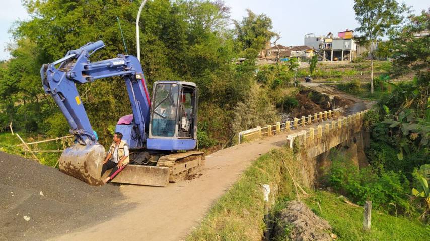 Akses penghubung Kelurahan Temas dan Desa Pandanrejo ditutup karena ada pengerjaan pelebaran jalan dari DPUPR Kota Batu. (Foto: M. Ulul Azmy/Tugu Malang/Tugu Jatim)