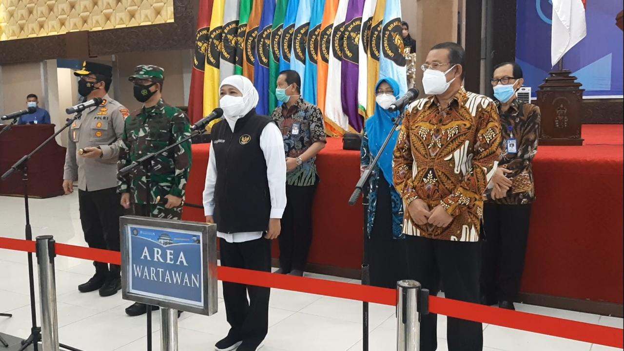 Menuju PPKM Level 1, UB Siapkan 8.000 Vaksin AstraZeneca untuk Warga Malang 2 Gubernur Jatim Khofifah Indar Parawansa saat memberikan sambutan dalam kegiatan vaksinasi di UB, pada Sabtu (18/09/2021). ( Foto: Gabriel Jhon K.S./Tugu Jatim)