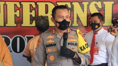 Kapolres Tuban AKBP Darman saat konferensi pers kasus pencurian uang tunai di counter HP, Selasa (28/09/2021). (Foto: Humas Polres Tuban/Tugu Jatim)