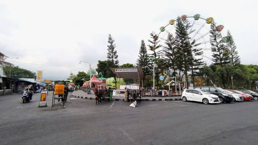 Suasana Alun-Alun Kota Batu pasca penurunan status PPKM Level 3. (Foto: M. Ulul Azmy/Tugu Malang/Tugu Jatim)