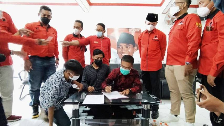 Proses penandatanganan surat perdamaian kasus vandalisme baliho Puan Maharani di Kota Batu, Kamis (02/09/2021). (Foto: M. Ulul Azmy/Tugu Malang/Tugu Jatim)