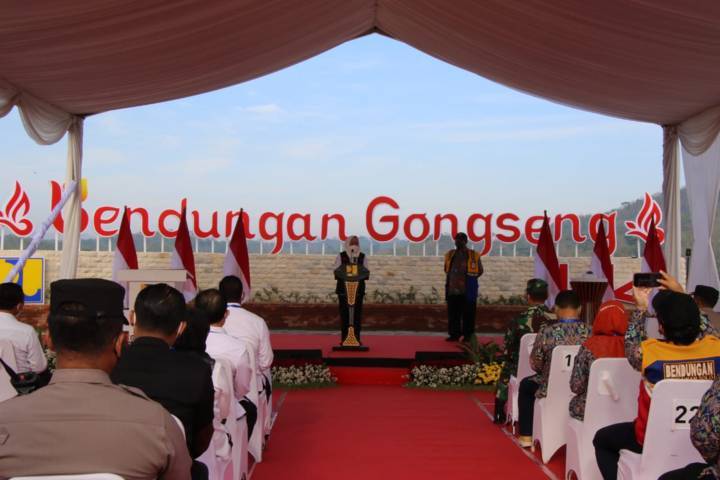 Bupati Bojonegoro Anna Muawanah saat memberikan sambutan di Bendungan Gongseng, Rabu (22/09/2021). (Foto: Pemkab Bojonegoro/Tugu Jatim)