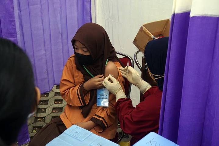 Vaksinator tampak memvaksin siswa SD Kota Kediri pada Jumat (24/09/2021). (Foto: Dokumen/Tugu Jatim)