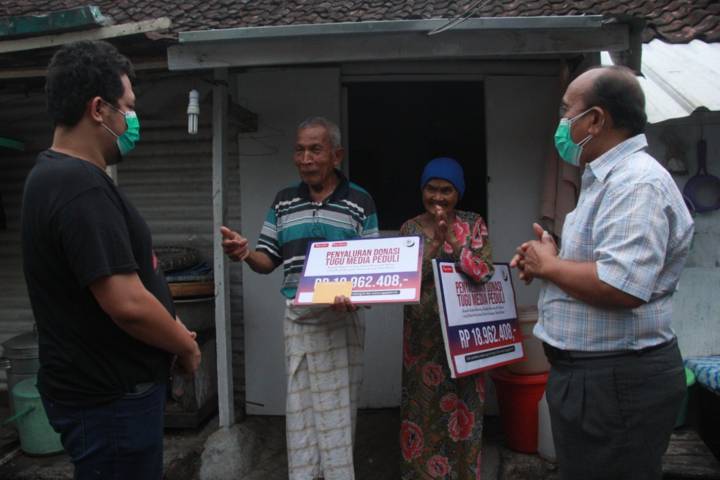 Kakek Satirun dan Nenek Tiah tampak mengucapkan terima kasih kepada CEO Tugu Media Group Irham Thoriq dan Surya Burhanuddin pada Sabtu (11/09/2021). (Foto: Rubianto/Tugu Malang/Tugu Jatim)