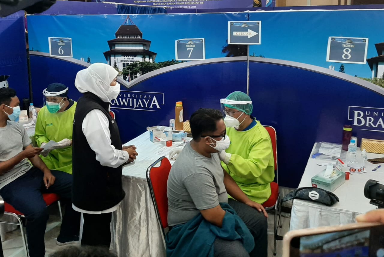 Gubernur Jatim Khofifah Indar Parawansa saat melihat langsung proses vaksinasi di UB, pada Sabtu (18/09/2021). ( Foto: Gabriel Jhon K.S./Tugu Jatim)