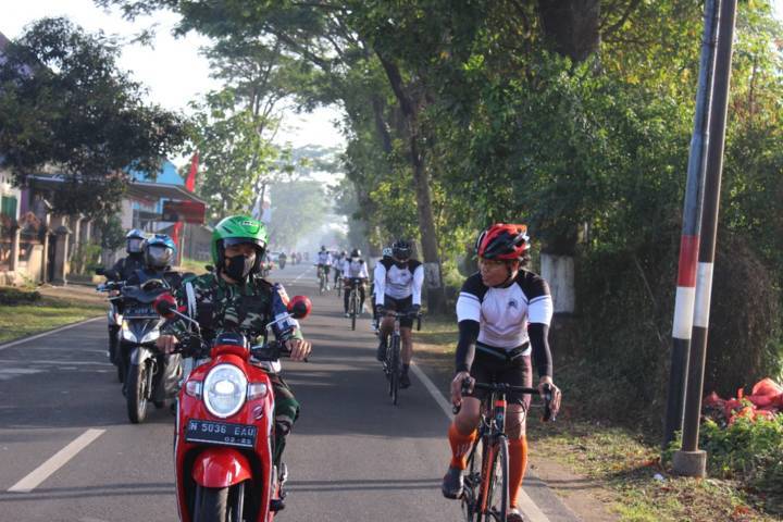 Gowes sehat yang digelar Kodim 0833 Kota Malang bersama jajarannya pada Jumat (17/09/2021). (Foto: Rubianto/Tugu Malang/Tugu Jatim)