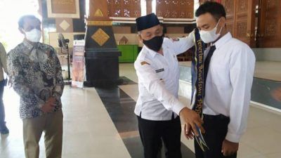 Wakil Bupati Tuban H. Riyadi saat memberikan selempang kepada salah satu perwakilan penerima beasiswa kuliah D-3 di PEM Akamigas dari PT Pertamina-Rosneft Pengolahan (PRPP) Tuban, di Pendapa Kridha Manunggal, Rabu (08/09/2021).(Foto: Mochamad Abdurrochim/Tugu Jatim)